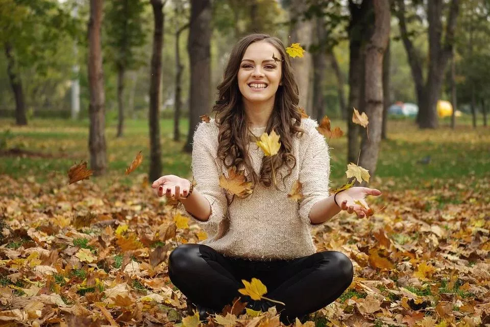 Biżuteria ze stali nierdzewnej w jesiennym wydaniu. Zwróć uwagę na ozdoby w kolorze złota