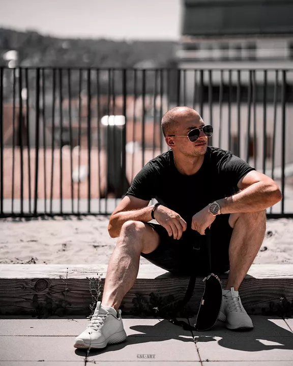 Bransoletki męskie obowiązkowym dodatkiem dla modnego mężczyzny. Stal górą!