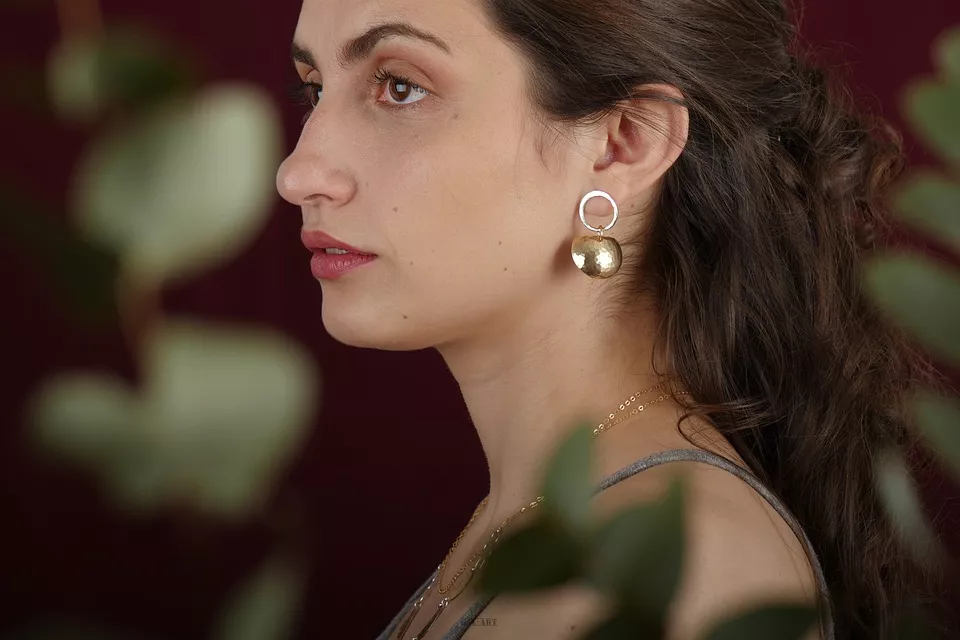 Pozłacane kolczyki nigdy nie wyjdą z mody! Oto biżuteria na każdą kieszeń