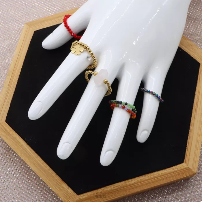 Pierścionki z koralików – jak zrobić? Tłumaczymy krok po kroku