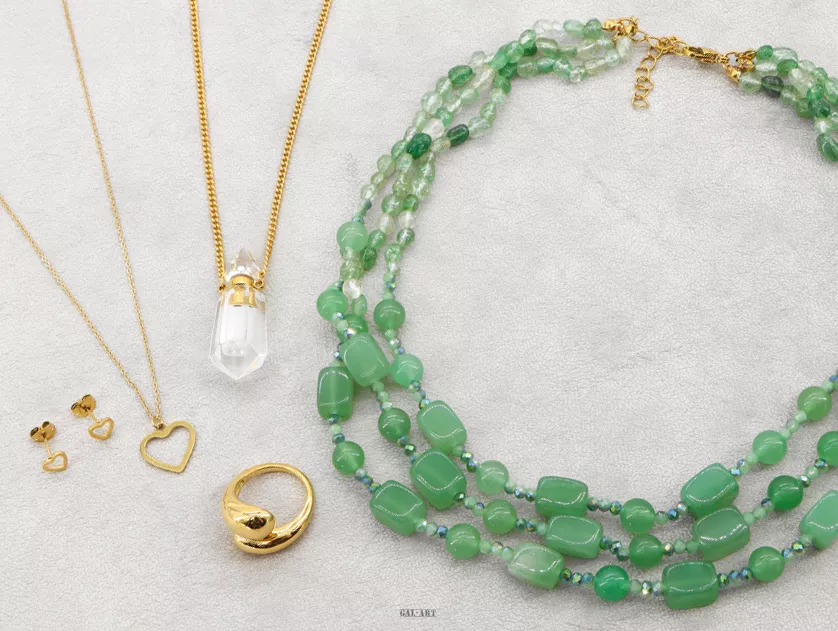 Jaka biżuteria do zielonej sukienki?