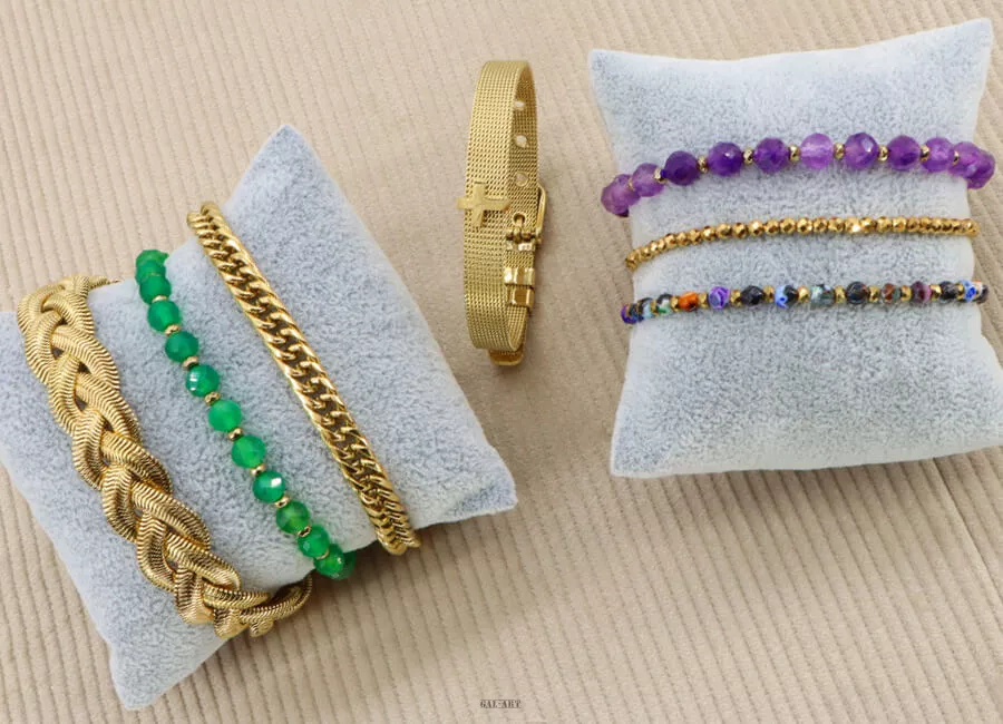 Na której ręce nosi się bransoletkę? Sprawdź!