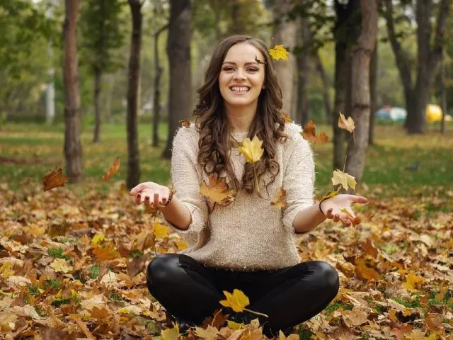 Biżuteria ze stali nierdzewnej w jesiennym wydaniu. Zwróć uwagę na ozdoby w kolorze złota