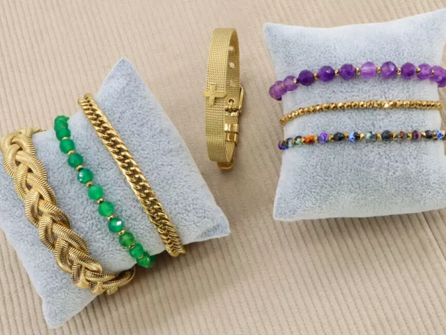 Na której ręce nosi się bransoletkę? Sprawdź!